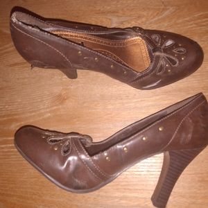 Cute brown heels size 5.5